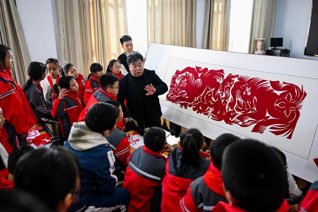 近年来,在当地有关部门支持下,他创办和林格尔剪纸传习所,方便人们