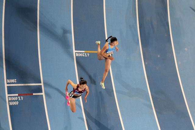 3月16日,安徽队选手王春雨(右)在预赛中.新华社记者 李明 摄