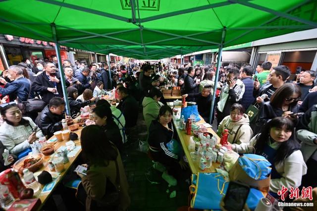 3月14日，甘肃天水，游客品尝麻辣烫。近日，甘肃天水麻辣烫在网络平台火爆，吸引全国各地众多游客前来品尝。九美旦增 摄