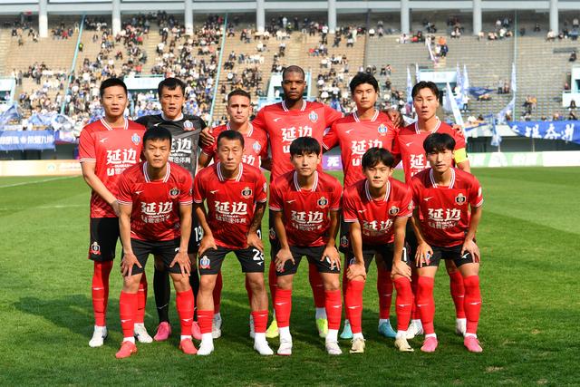 3月16日,延边龙鼎队首发球员在比赛前合影.新华社发(史康摄)