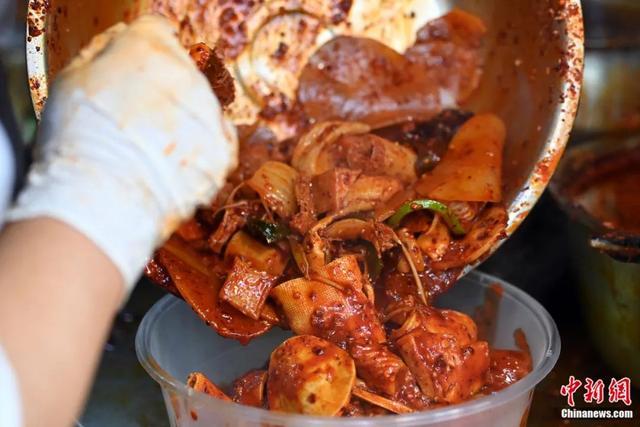 3月14日，甘肃天水，商家正在制作麻辣烫。九美旦增 摄