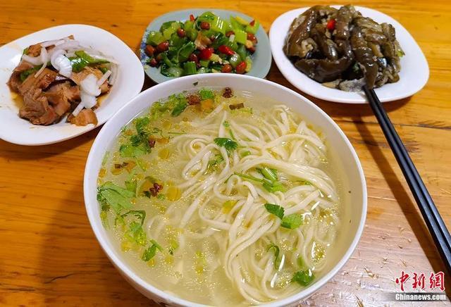 图为甘肃特色美食浆水面和配菜。刘玉桃 摄