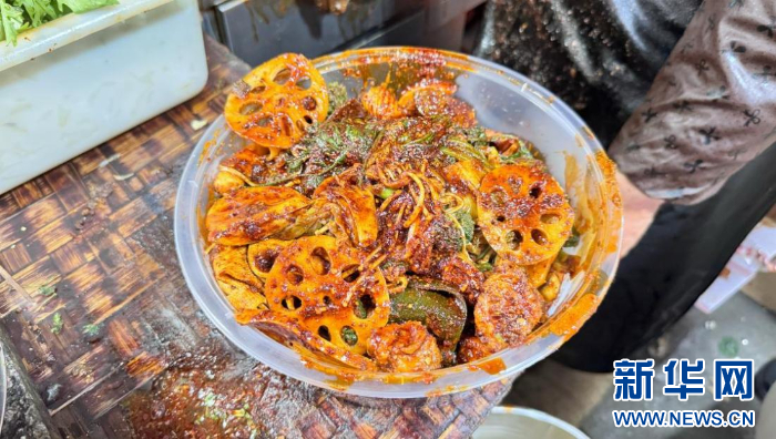 3月15日拍摄的蘸满酱汁与辣椒油的天水麻辣烫.