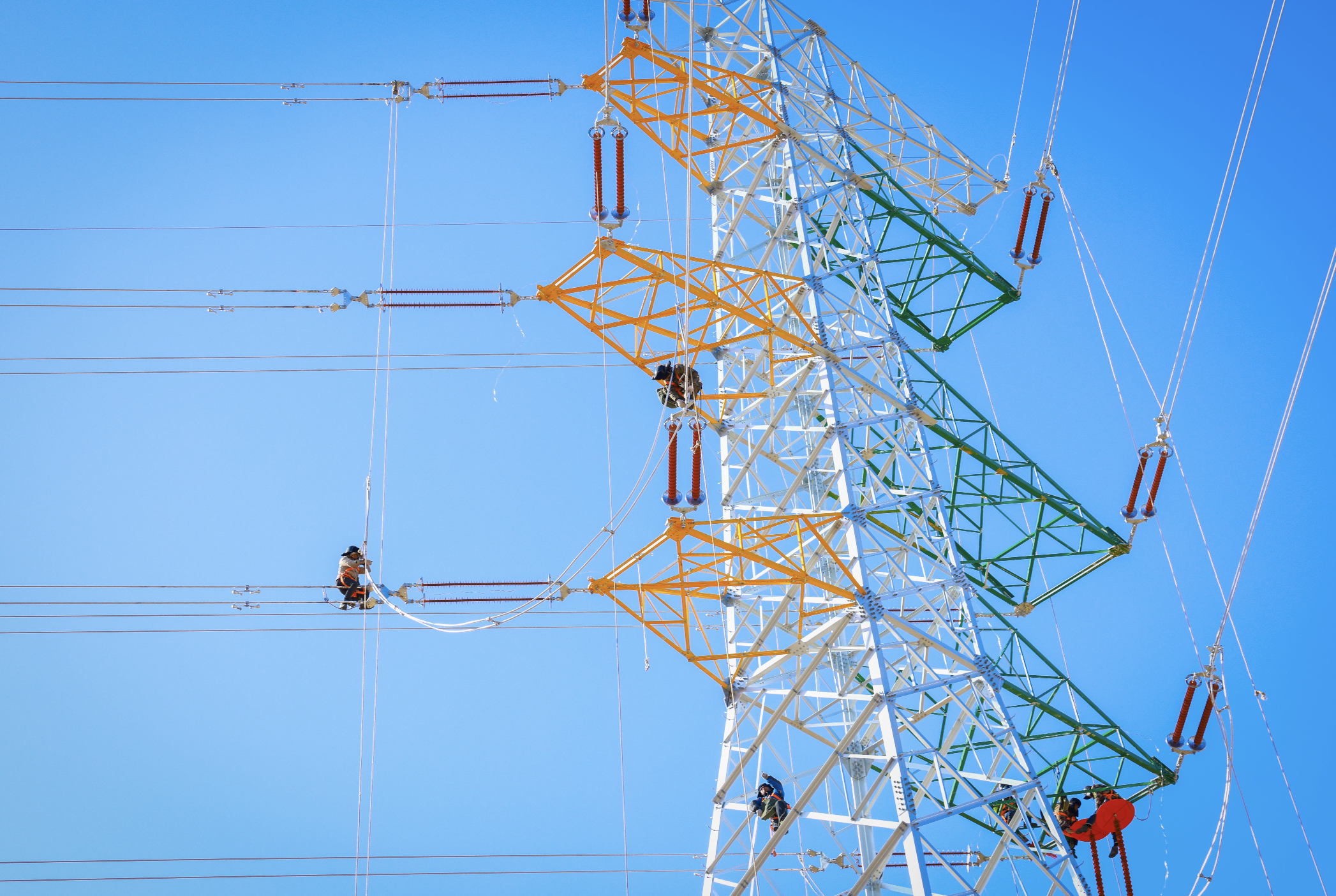 内蒙古电力集团包头供电公司工作人员正在安装输电铁塔附件 (企业供图