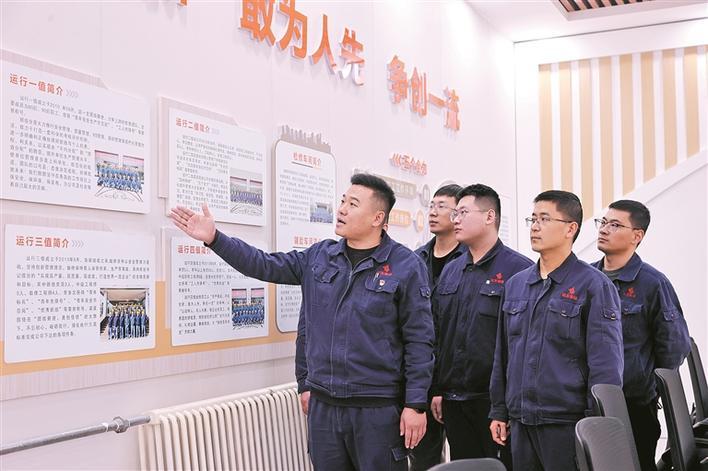 长,党员徐国栋(左一)带领青年职工在新创建的职工之家里学习企业文化