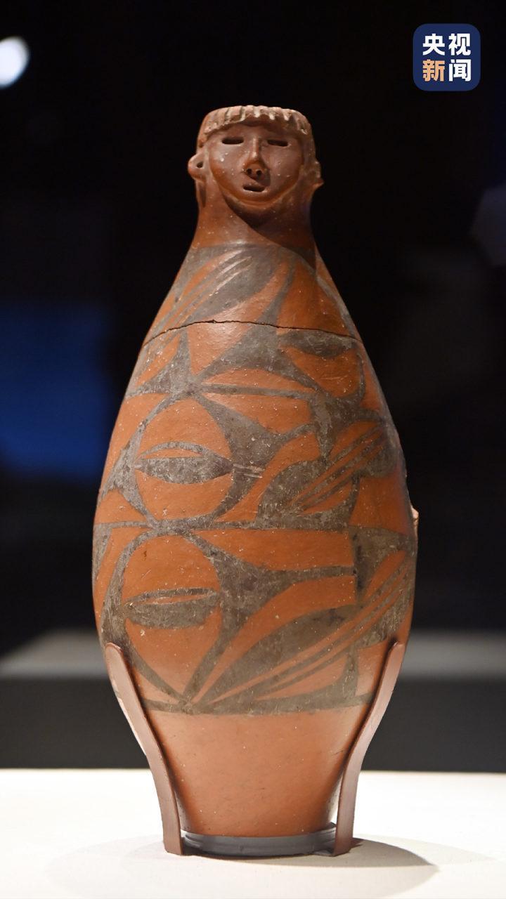 出土于大地湾的人头形器口彩陶瓶