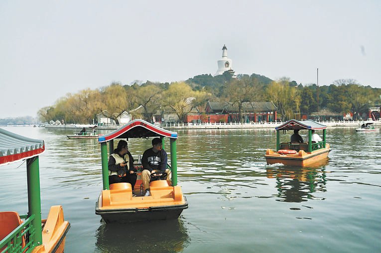 北海公园脚踏船图片