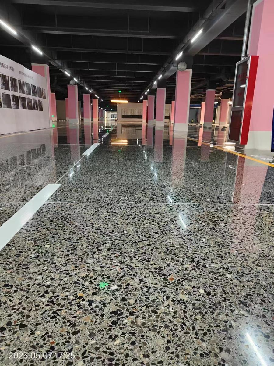 (新东升·佑园车库通体超镜面固化磨石地坪效果图.