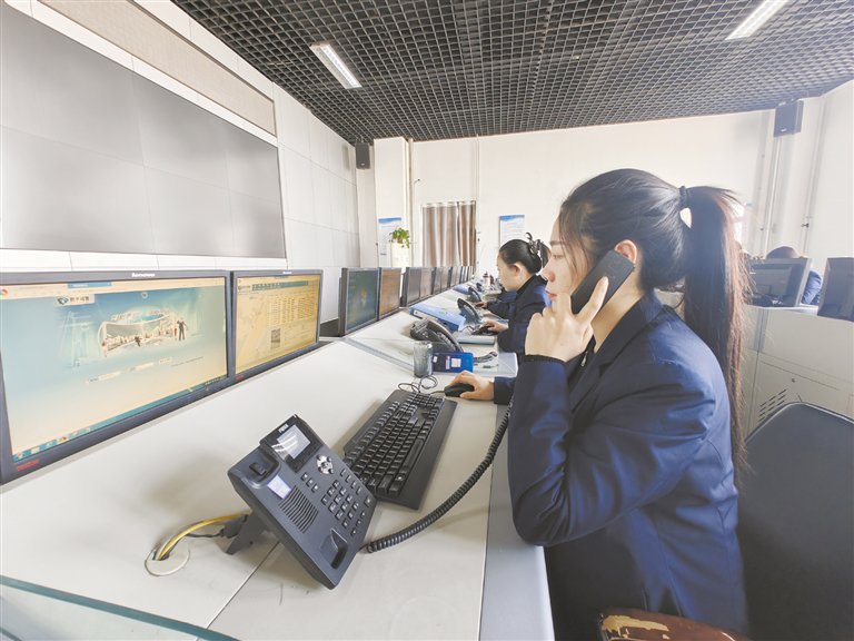 在数字化城市管理服务中心,二十名坐席员紧盯电脑,一刻不停地接收着