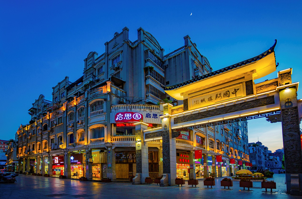 其中,最具代表性的骑楼城,是"中国最大的骑楼城建筑群",见证着梧州近