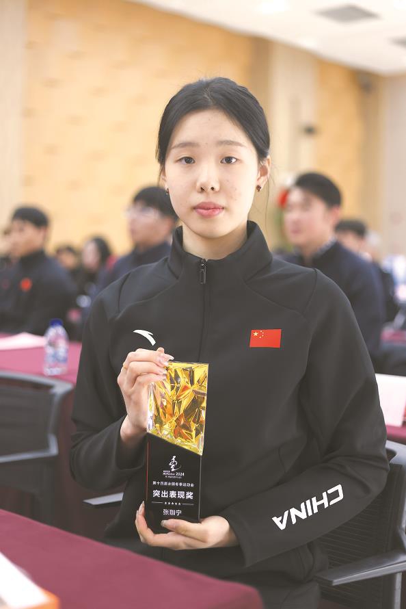 张珈宁等十名运动员获得"突出表现奖"  本报记者  李铭珅  摄昨天上午