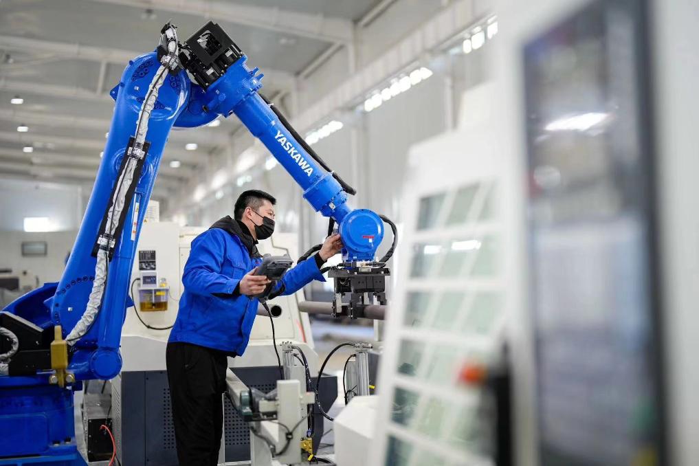 3月12日,一家机器人企业工程师在唐山百川机器人共享制造工厂内工作.