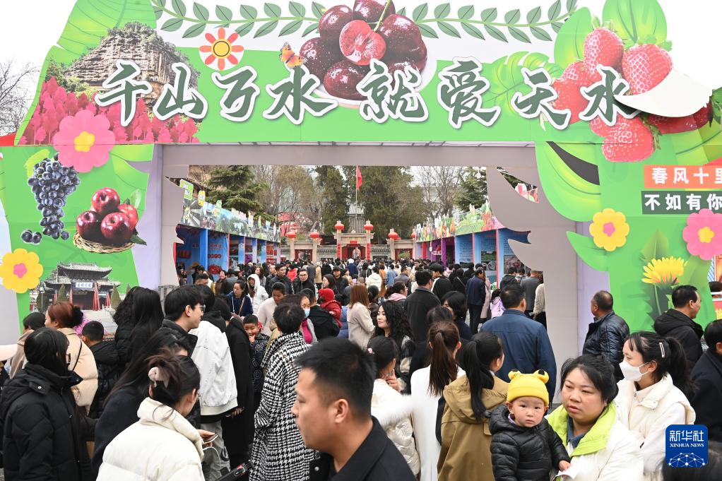 　　 3月16日，游客在天水市秦州区中华西路步行街参观特色产品展览。