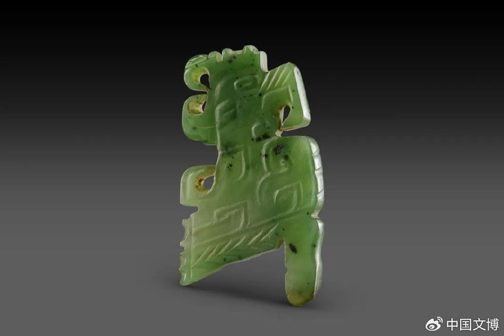 后刘家塔墓地出土玉鹦鹉饰