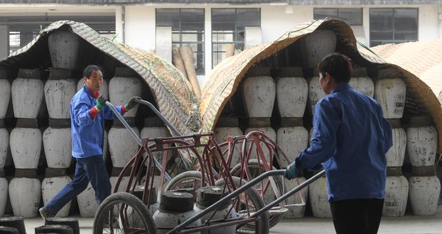 3月15日，在位于绍兴市柯桥区的浙江塔牌绍兴酒有限公司，工作人员在运送刚刚春榨结束的黄酒。新华社记者 翁忻旸 摄