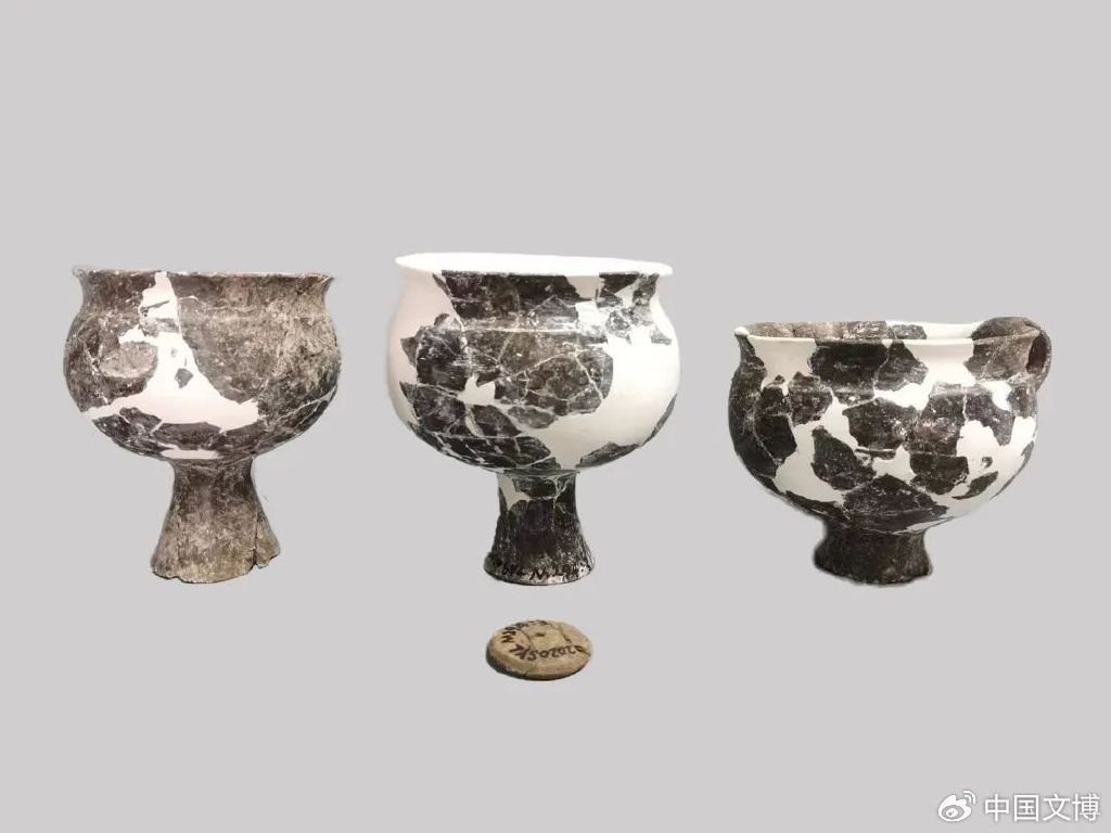 m294出土陶器m1100铜镜m307金珠m57铜勺,案及马车出土场景m57铜马车