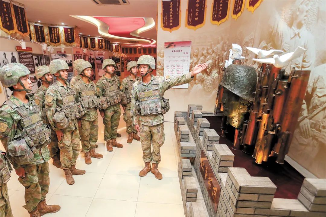 第74集团军某旅"硬骨头六连"利用展览馆铸魂育人