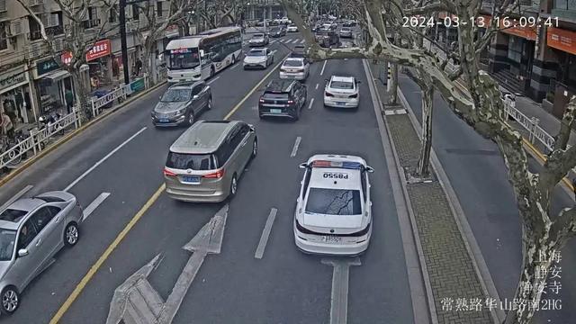 接到求助后,民警让病人家属将病人转移至警车内,随后拉响警笛,开启了