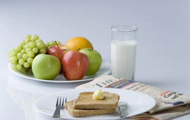 1杯牛奶 1个鸡蛋 2片全麦面包 1个西红柿;早餐时间在7:00～8:00为宜.