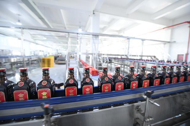 这是在位于绍兴市柯桥区的会稽山绍兴酒股份有限公司拍摄的自动灌装线（3月15日摄）。新华社记者 翁忻旸 摄