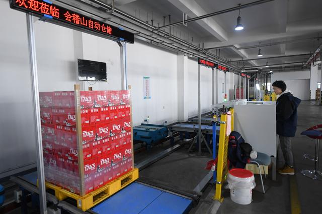 3月15日，在位于绍兴市柯桥区的会稽山绍兴酒股份有限公司，工作人员从自动仓储系统中出库黄酒。新华社记者 翁忻旸 摄