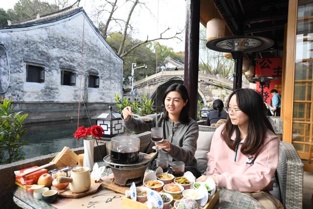 3月13日，人们在绍兴市越城区仓桥直街的一家店铺体验“围炉煮酒”。新华社记者 翁忻旸 摄