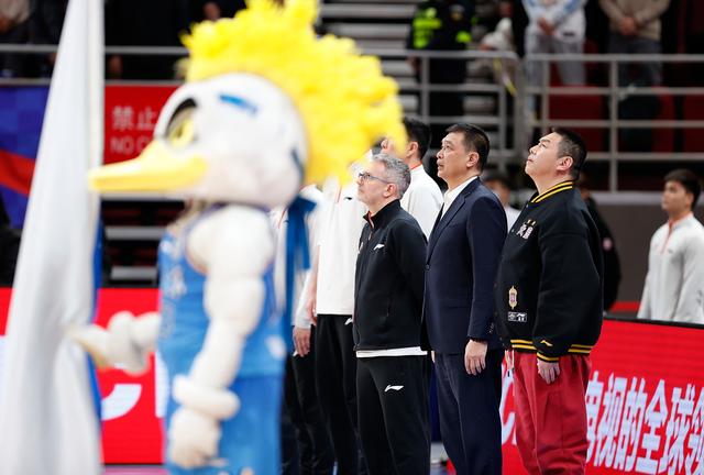 3月17日，北京控股队主教练闵鹿蕾（右二）在赛前唱国歌。新华社记者 王丽莉 摄