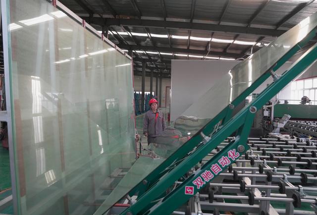 3月16日,工人在河北省秦皇岛市抚宁区一家特种玻璃企业的生产车间工作