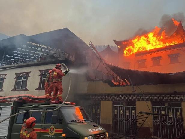 四川,云南等地出现山火 多方力量开展扑救 临沧森林火情扑救过程中3人