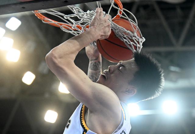 3月17日,辽宁本钢队球员张镇麟在比赛中扣篮.新华社记者 赵子硕 摄