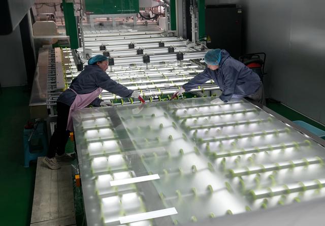 3月16日,工人在河北省秦皇岛市抚宁区一家特种玻璃企业的生产车间工作