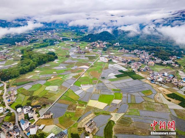 3月15日,航拍广西贺州市平桂区鹅塘镇,广袤的田园与民房,云海,山峰相