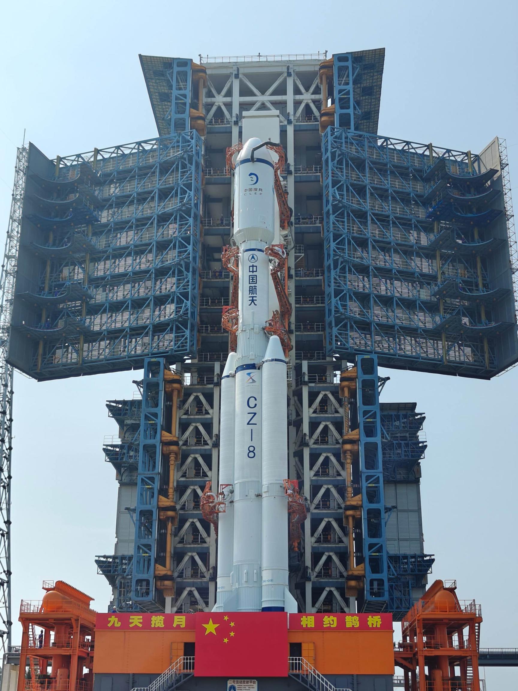 3月17日,探月工程四期鹊桥二号中继星和长征八号遥三运载火箭在中国