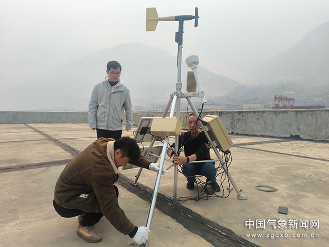 3月17日12时,甘孜州气象局应急气象保障分队正在调试移动气象观测站.