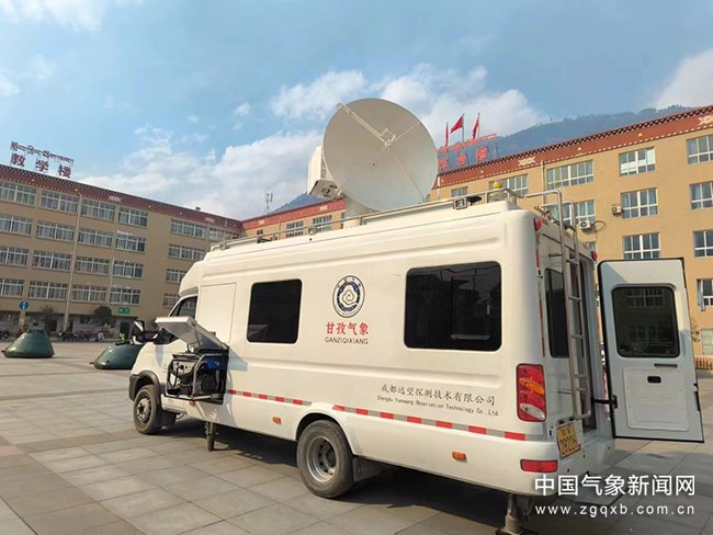 3月17日12时,甘孜州气象局移动雷达车赶赴雅江森林火场,指导开展气象