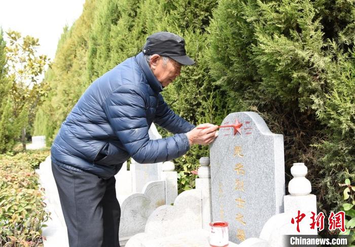 江苏睢宁七旬老人义务守护烈士陵园39年:我就是他们的