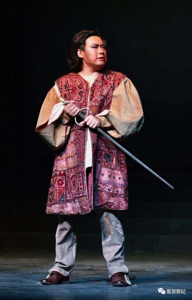 合唱演员,本也是件自然而然的事,但刘怡然并未因此而放弃他的歌剧梦