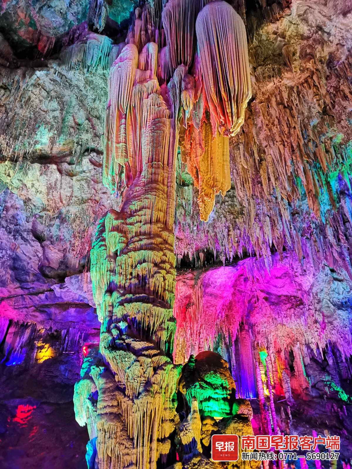 广西溶洞里的钟乳石千姿百态.记者 闫芬丽 摄