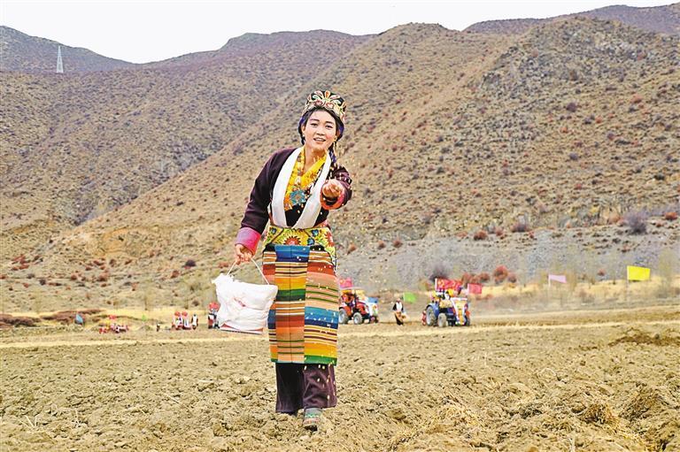 图①:拉萨市墨竹工卡县扎西岗乡朗杰林村村民在播撒种子.