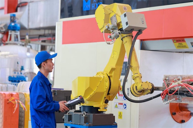 3月11日,唐山贺祥智能科技股份有限公司工人在操作设备