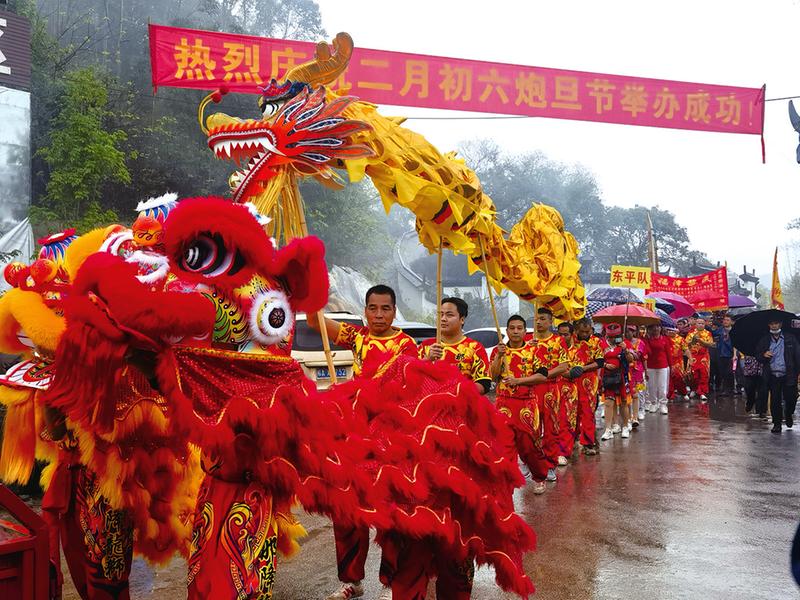 炮旦节龙狮翻腾起舞  良庆区那马镇盛况空前
