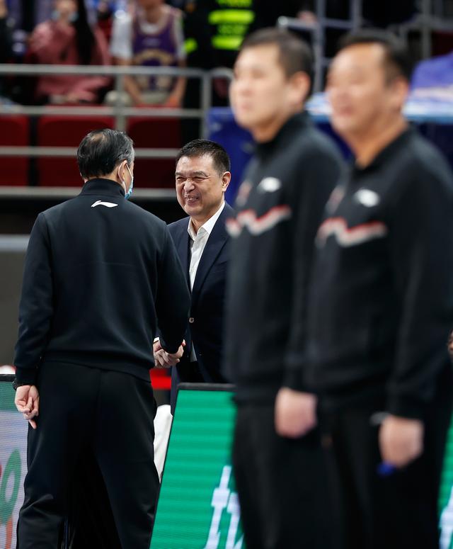 3月17日，北京控股队主教练闵鹿蕾（左二）在比赛前与北京北汽队顾问许利民（左一）交流。新华社记者 王丽莉 摄