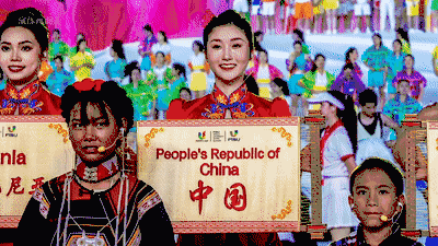 ▲入场引导牌和引导员服装均有蜀绣元素