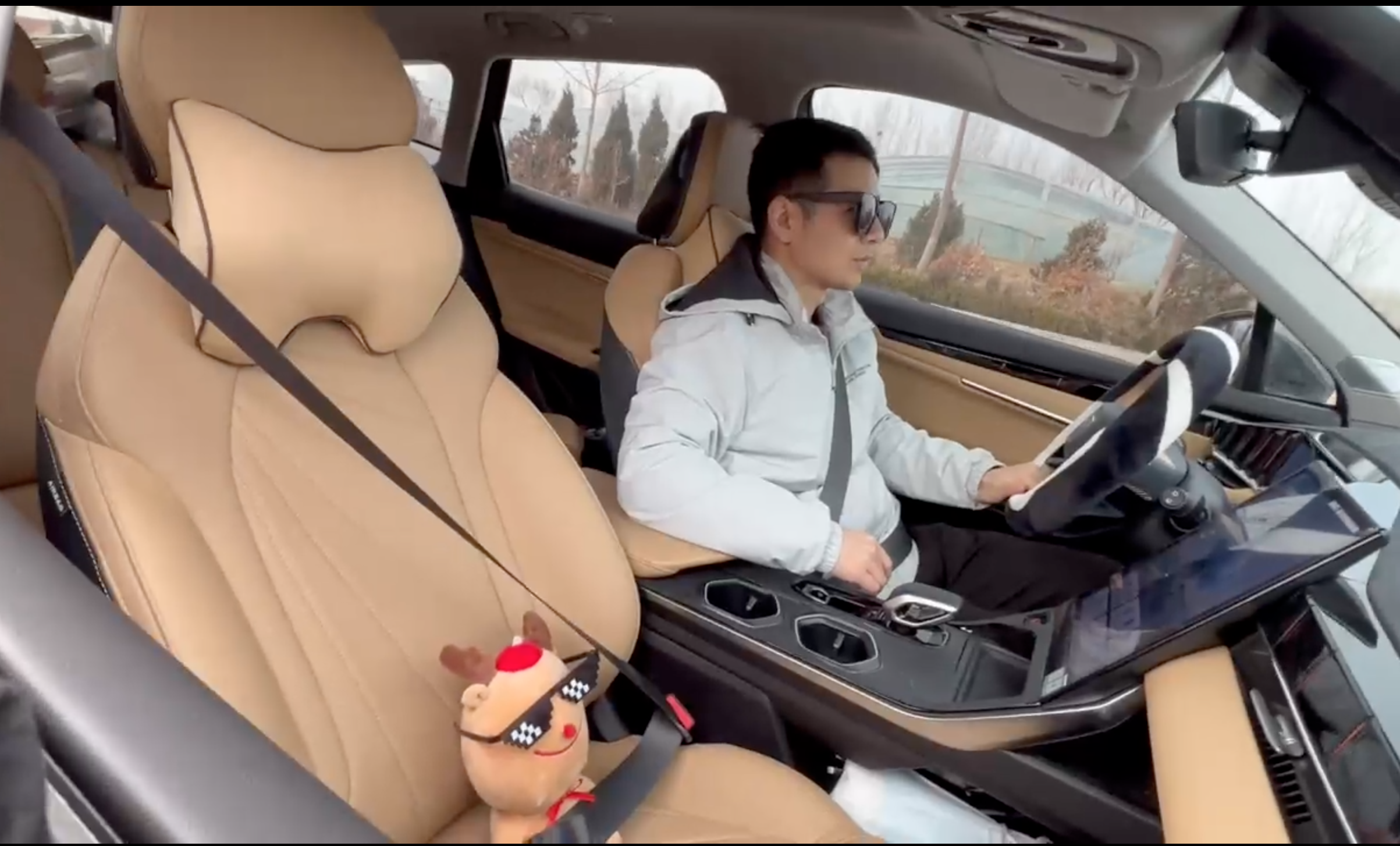 离职那天,虾米买了一张世界地图,贴在车内的天窗上.