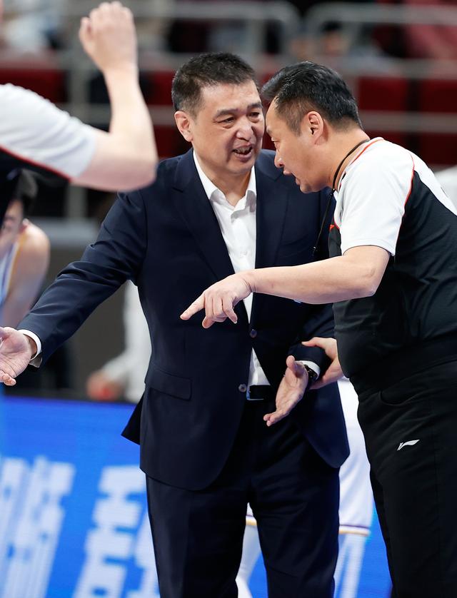 3月17日，北京控股队主教练闵鹿蕾 （左）在比赛中与裁判交流。新华社记者 王丽莉 摄