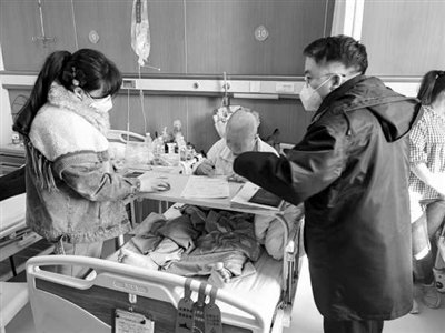 温馨一幕:办证窗口"搬进"病房 他们为重症患者达成心愿|沈阳市_新浪