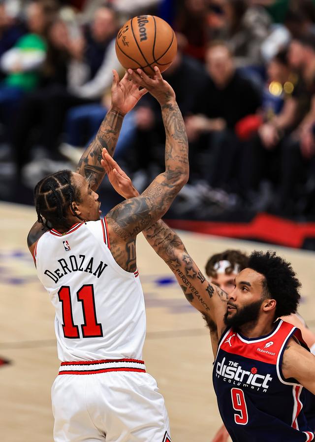 3月16日,公牛队球员德罗赞(左)在比赛中投篮.新华社发(乔尔·莱纳摄)