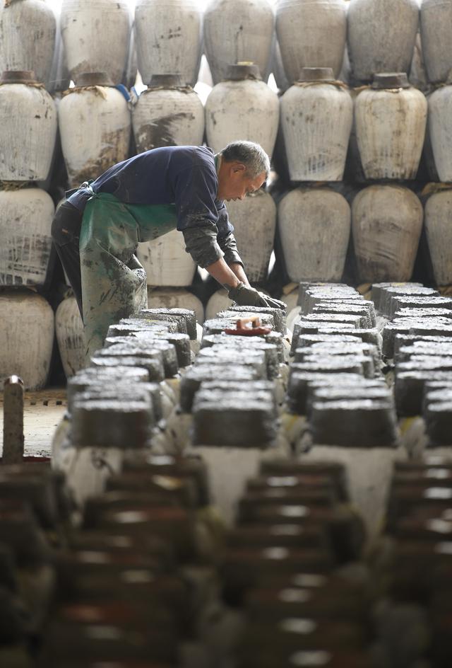 3月15日,在位于绍兴市柯桥区的浙江塔牌绍兴酒有限公司,酿酒师傅给春