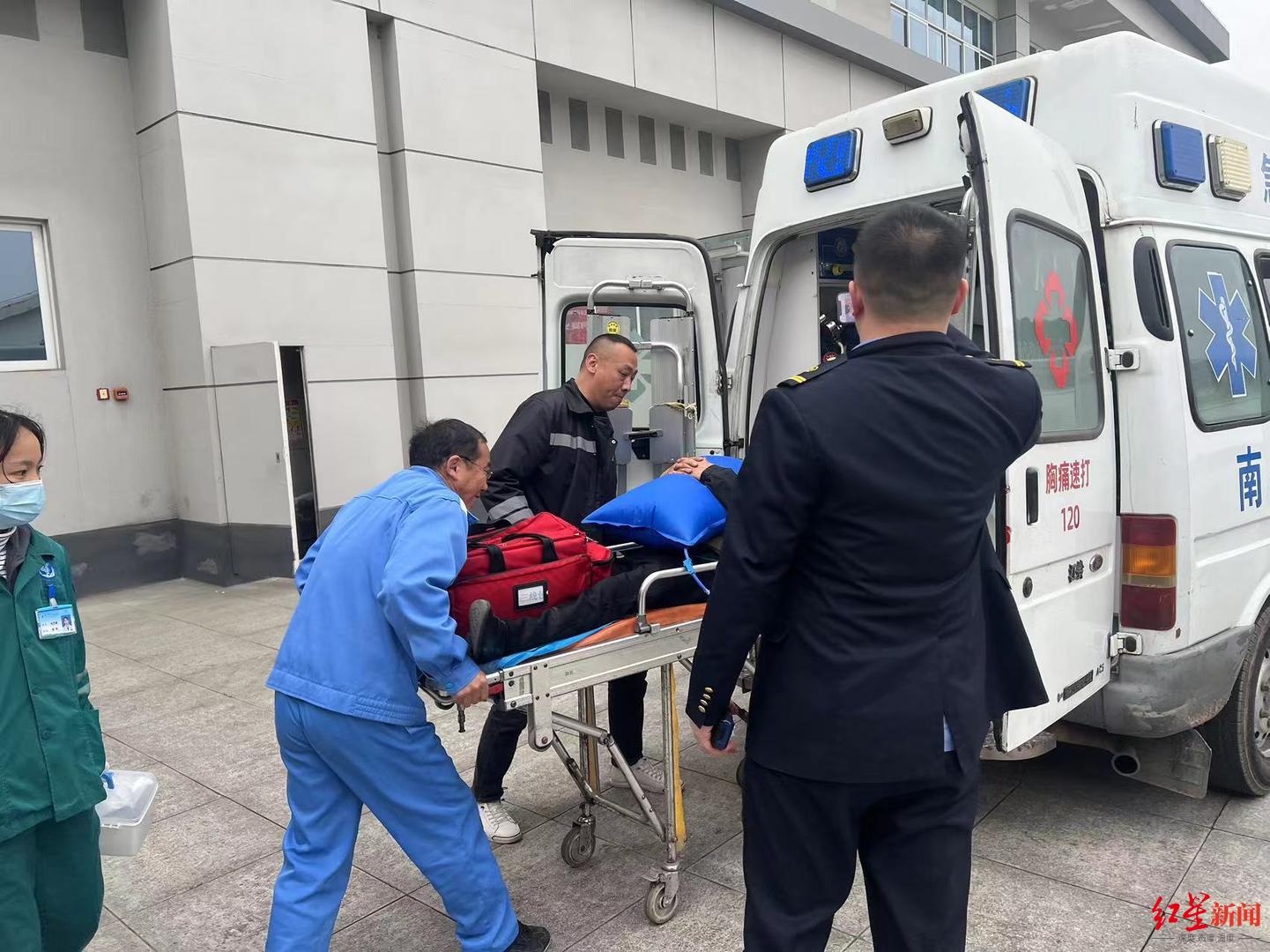 老人被送上救护车