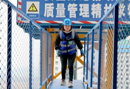 到两平方米,四面玻璃窗的驾驶室,是90后"蓝领"工人李丹每天工作的空间